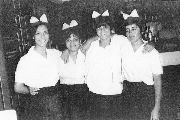 Nossa amiga Lêda Miguel Garcia, esposa do médico Fransérgio Garcia, manda esta foto, tirada nos anos 60, durante uma festinha da sua turma. Aparecem, da esquerda para a direita: Maria Helena Jardim (hoje senhora Hélio Rubens), Luizinha Helena Trajano Rodr